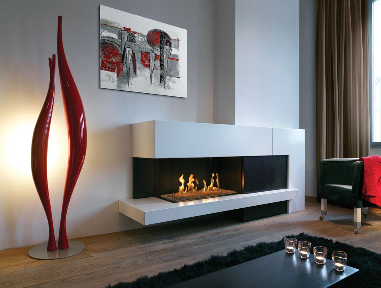 Moderner silberner Designerkamin an einer Wand