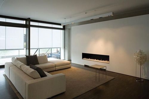 Ein modernes Wohnzimmer mit einem Gaskamin in der Wand