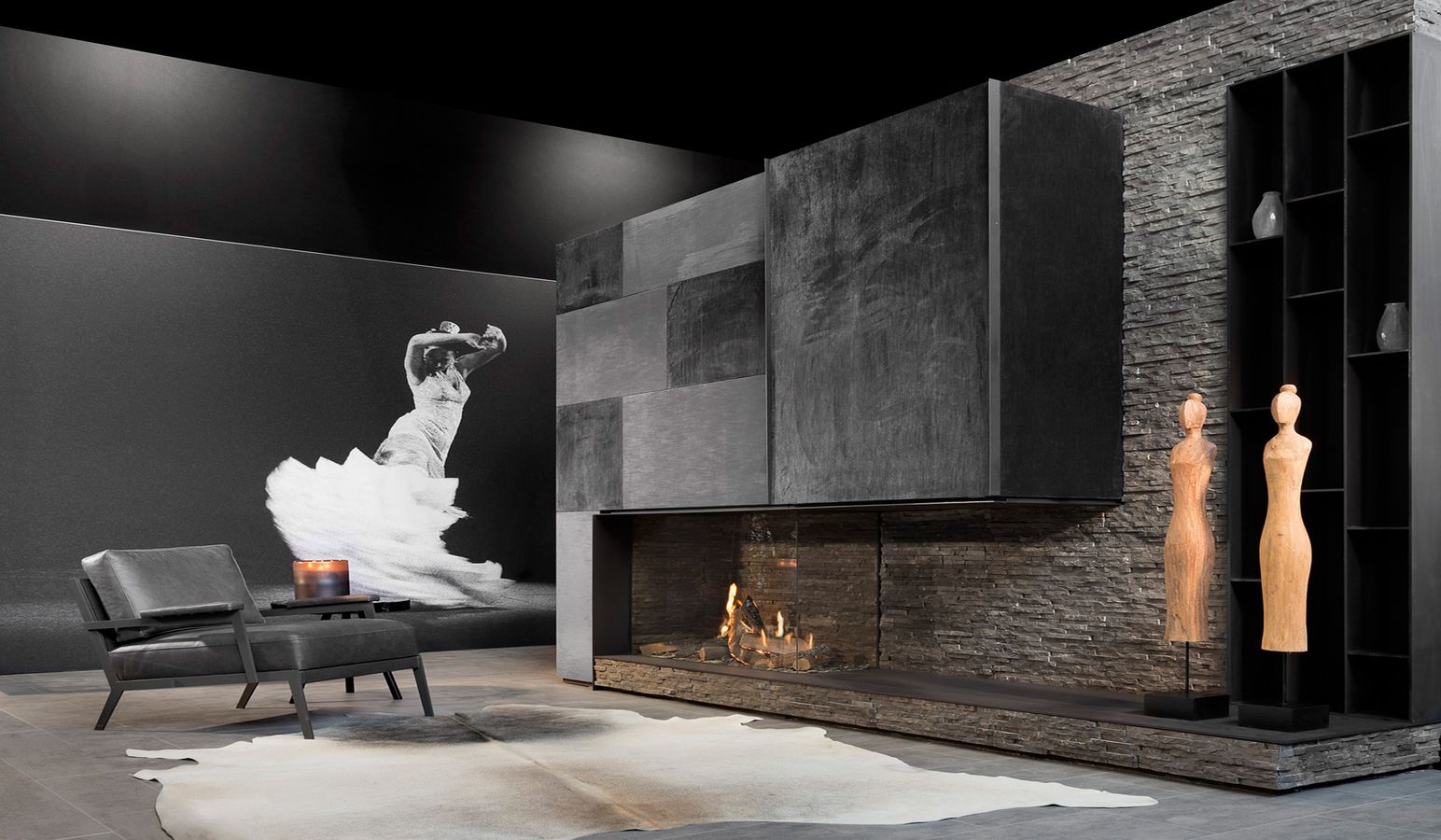 Ein dunkles Zimmer mit einem Designerkamin