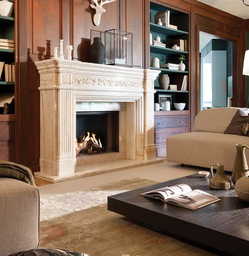 Ein offener Kamin in dem Holz brennt