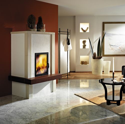 Ein moderner Kachelofen der an einer Wand steht