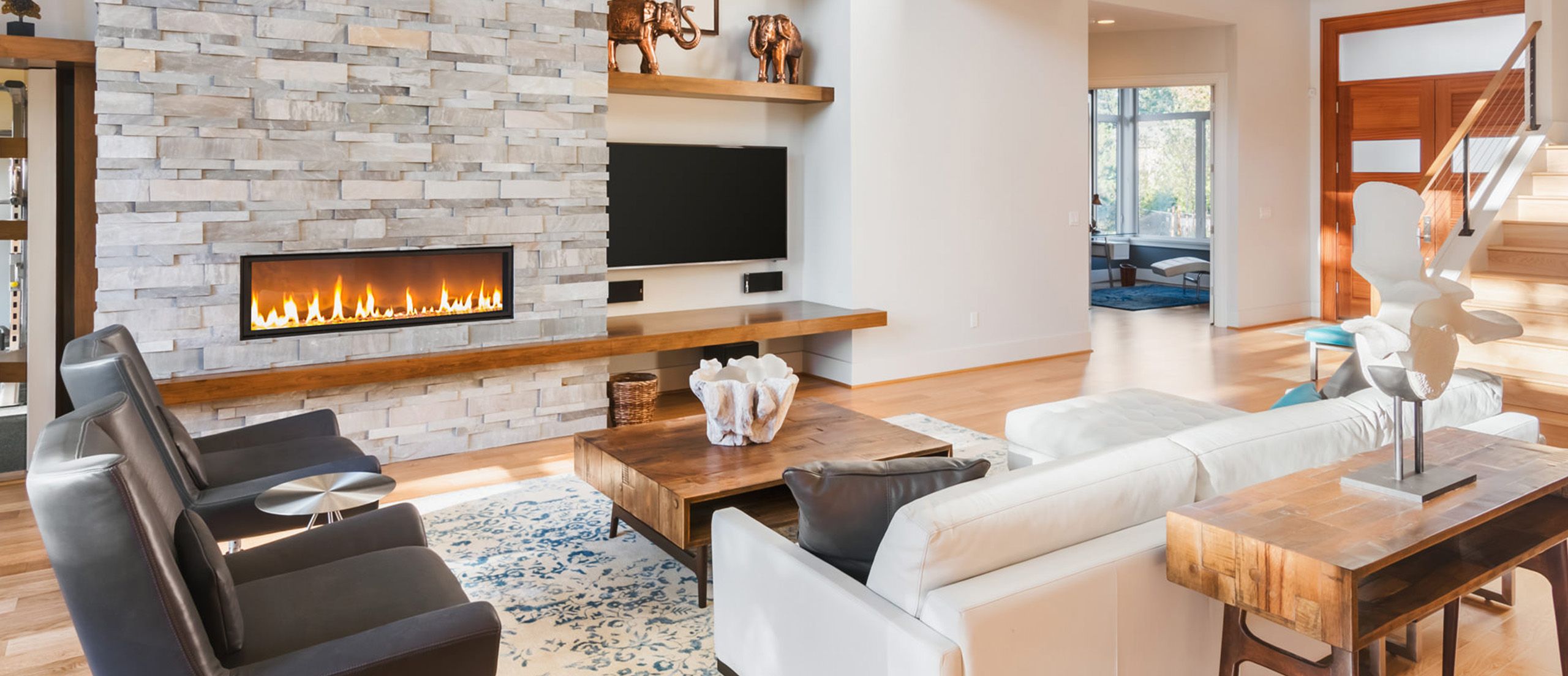 Modernes Wohnzimmer mit einem Gaskamin in der Wand