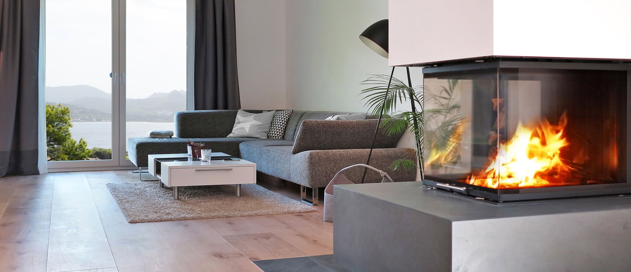 Geschlossener Kamin der in einer Wand neben einer Coach verbaut ist