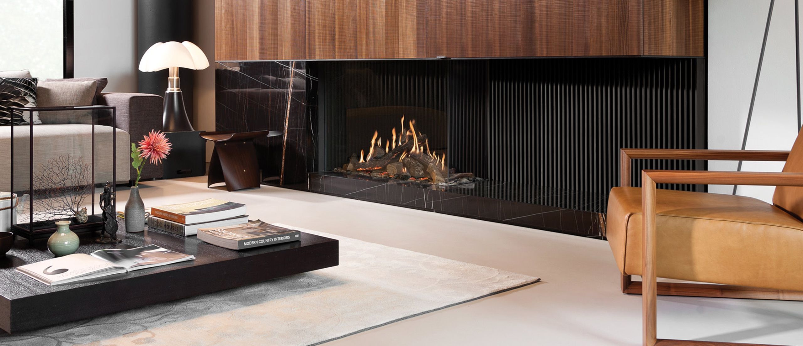 Modernes Zimmer mit einem Designerkamin in dem Holz brennt