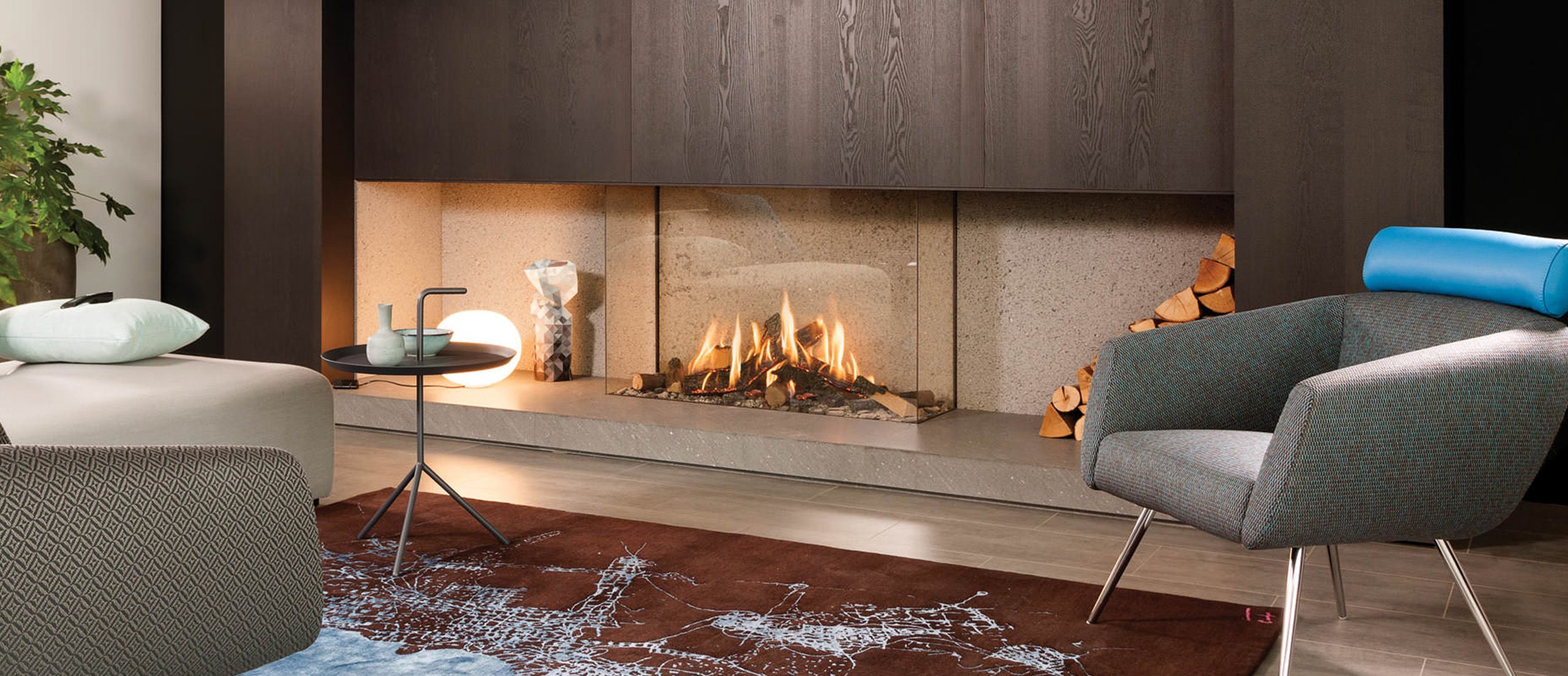 Modernes Zimmer mit einem Designerkamin in dem Holz brennt