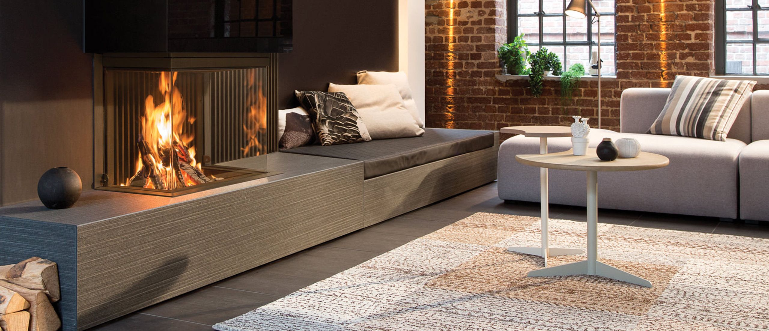 Modernes Zimmer mit einem Designerkamin in dem Holz brennt