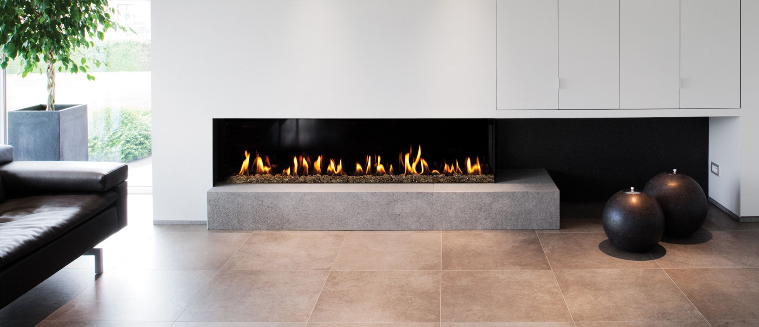 Schlichtes Zimmer mit einem Gaskamin