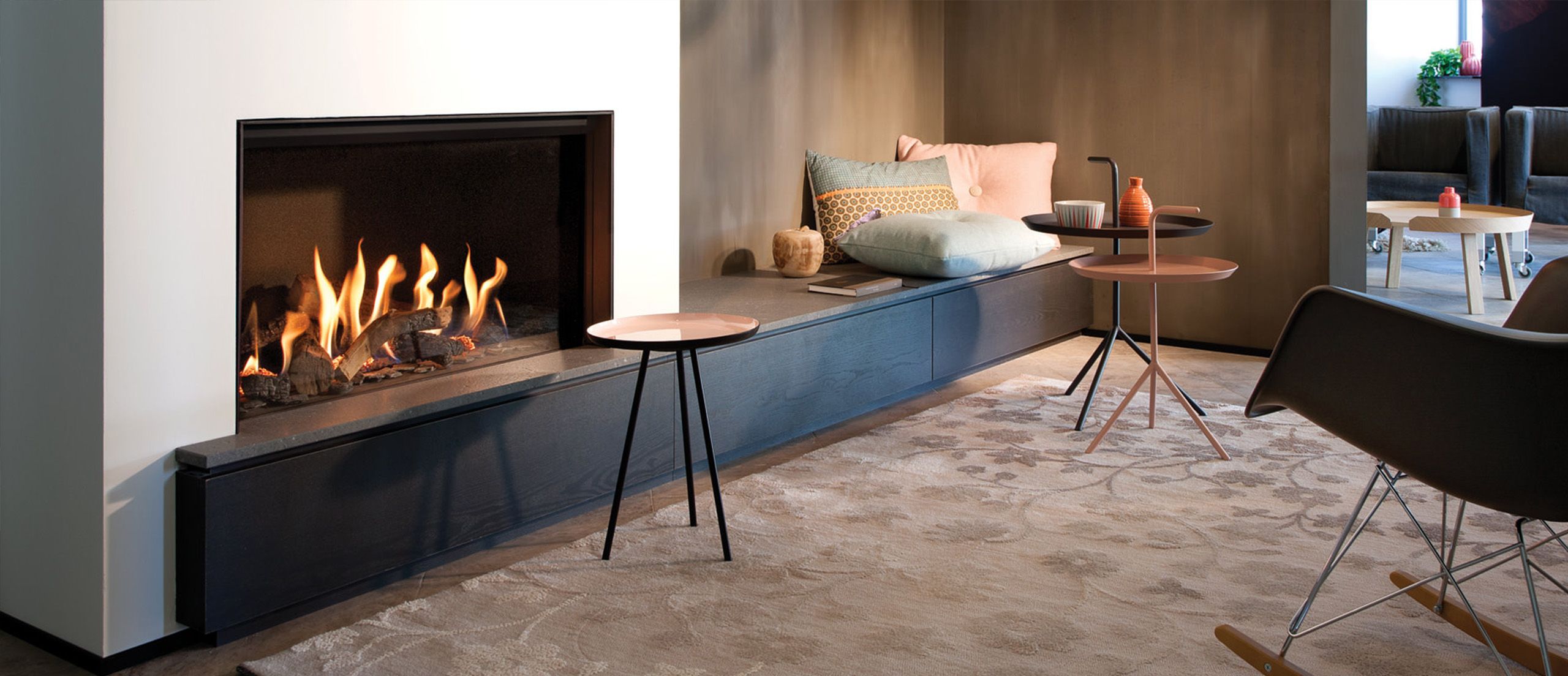 Ein brennender Kamin in einem modern eingerichtetem Zimmer